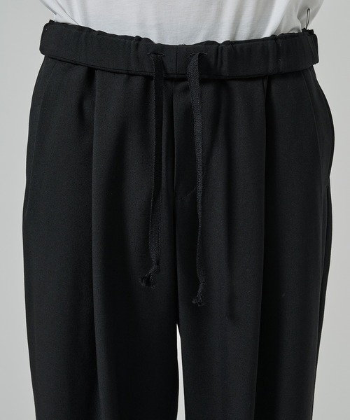 markaware(マーカウェア)の「【markaware/marka】〈別注〉 TWO TUCK STRAIGHT EASY PANTS(スラックス・メンズ・グレー/ブラック・1/2)」の8枚目の写真