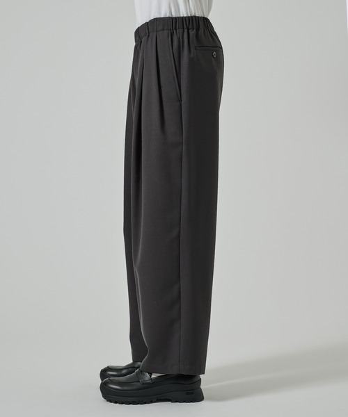 markaware(マーカウェア)の「【markaware/marka】〈別注〉 TWO TUCK STRAIGHT EASY PANTS(スラックス・メンズ・グレー/ブラック・1/2)」の10枚目の写真