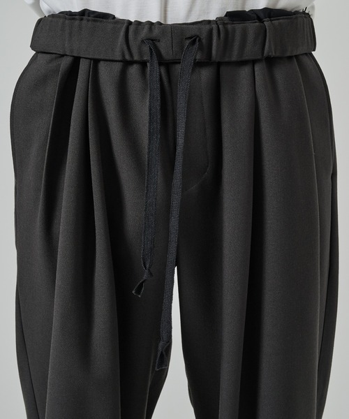 markaware(マーカウェア)の「【markaware/marka】〈別注〉 TWO TUCK STRAIGHT EASY PANTS(スラックス・メンズ・グレー/ブラック・1/2)」の14枚目の写真