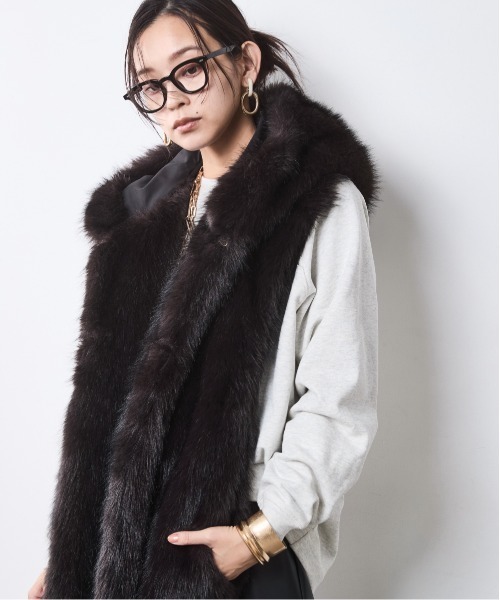 CHIC STYLE(シックスタイル)の「フェイクファーフーディマフラー<大きいサイズ有>シックスタイル(マフラー・レディース・キャメル/スミクロ・FREE)」の2枚目の写真