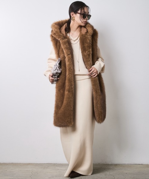 CHIC STYLE(シックスタイル)の「フェイクファーフーディマフラー<大きいサイズ有>シックスタイル(マフラー・レディース・キャメル/スミクロ・FREE)」の4枚目の写真