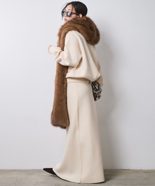 CHIC STYLE(シックスタイル)の「フェイクファーフーディマフラー<大きいサイズ有>シックスタイル(マフラー・レディース・キャメル/スミクロ・FREE)」の3枚目の写真