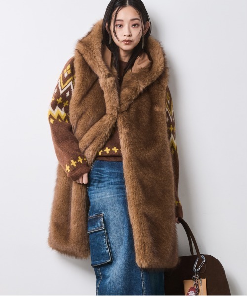 CHIC STYLE(シックスタイル)の「フェイクファーフーディマフラー<大きいサイズ有>シックスタイル(マフラー・レディース・キャメル/スミクロ・FREE)」の9枚目の写真