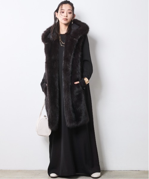 CHIC STYLE(シックスタイル)の「フェイクファーフーディマフラー<大きいサイズ有>シックスタイル(マフラー・レディース・キャメル/スミクロ・FREE)」の12枚目の写真