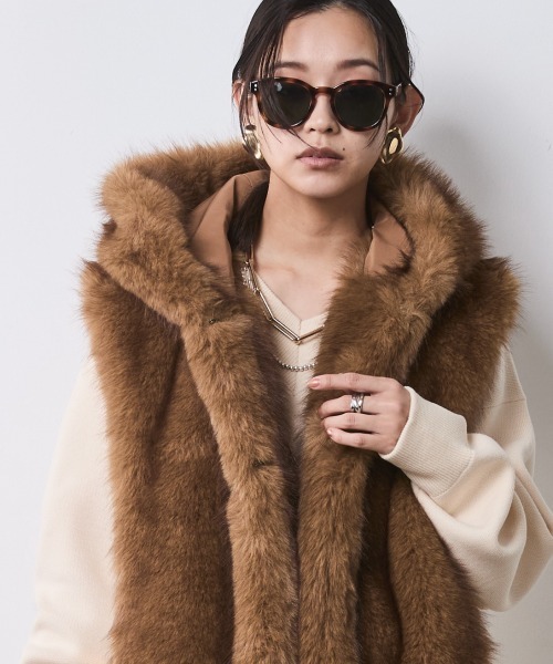 CHIC STYLE(シックスタイル)の「フェイクファーフーディマフラー<大きいサイズ有>シックスタイル(マフラー・レディース・キャメル/スミクロ・FREE)」の22枚目の写真