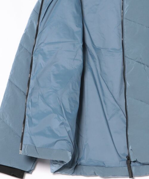 Desigual（デシグアル）の「イリデセント中綿ショートジャケット ブルー ミドル丈（ダウンジャケット/コート・レディース・ブルー・S/M/L/XS/XL）」の4枚目の写真