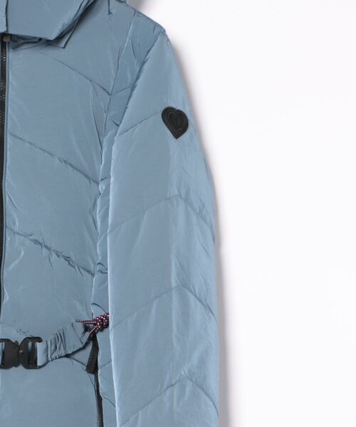 Desigual（デシグアル）の「イリデセント中綿ショートジャケット ブルー ミドル丈（ダウンジャケット/コート・レディース・ブルー・S/M/L/XS/XL）」の5枚目の写真