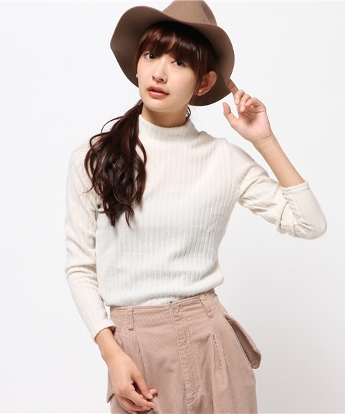 Discoat Parisien（ディスコートパリシアン）の「起毛ワイドリブハイネック（Tシャツ/カットソー・レディース・アイボリー/グレー/キャメル/ライトブルー/カーキ/ブラック・SMALL/MEDIUM/LARGE）」の2枚目の写真