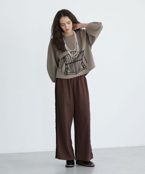 ESCAR（エスカー）の「■ESCAR コルセットコード刺繍プルオーバー（Tシャツ/カットソー・レディース・モカ/チャコールグレー・FREE）」の7枚目の写真