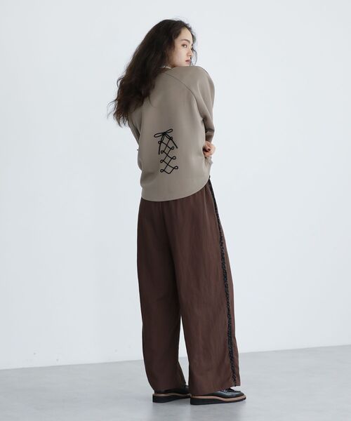 ESCAR（エスカー）の「■ESCAR コルセットコード刺繍プルオーバー（Tシャツ/カットソー・レディース・モカ/チャコールグレー・FREE）」の8枚目の写真