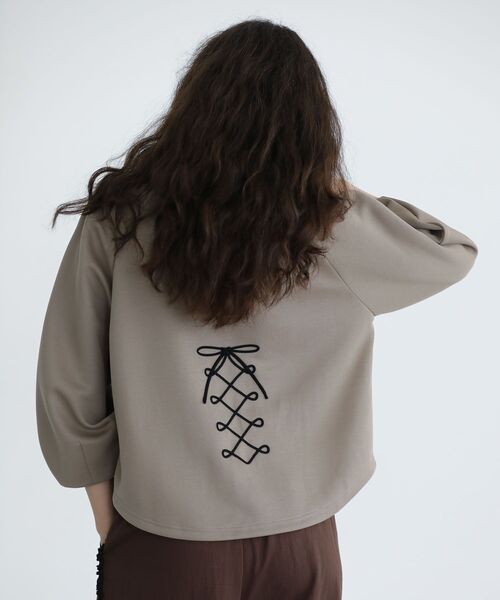 ESCAR（エスカー）の「■ESCAR コルセットコード刺繍プルオーバー（Tシャツ/カットソー・レディース・モカ/チャコールグレー・FREE）」の10枚目の写真