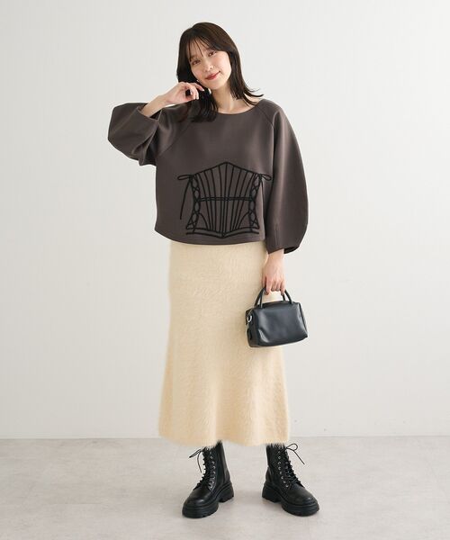 ESCAR（エスカー）の「■ESCAR コルセットコード刺繍プルオーバー（Tシャツ/カットソー・レディース・モカ/チャコールグレー・FREE）」の11枚目の写真