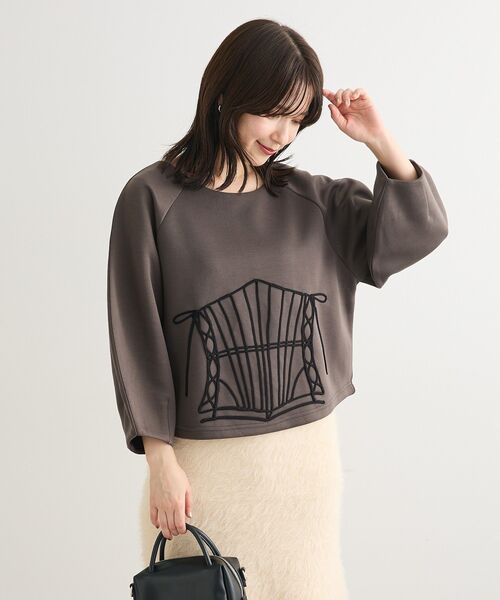 ESCAR（エスカー）の「■ESCAR コルセットコード刺繍プルオーバー（Tシャツ/カットソー・レディース・モカ/チャコールグレー・FREE）」の14枚目の写真