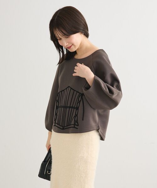 ESCAR（エスカー）の「■ESCAR コルセットコード刺繍プルオーバー（Tシャツ/カットソー・レディース・モカ/チャコールグレー・FREE）」の15枚目の写真