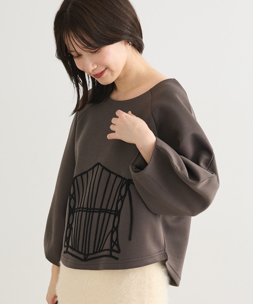 ESCAR（エスカー）の「■ESCAR コルセットコード刺繍プルオーバー（Tシャツ/カットソー・レディース・モカ/チャコールグレー・FREE）」の2枚目の写真