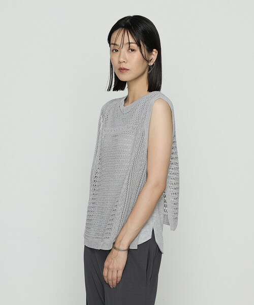 Gabardine K.T（ギャバジンケーティー）の「コイルヤーン レーシーベスト（ベスト・レディース・ブラック/グレー・9号）」の8枚目の写真