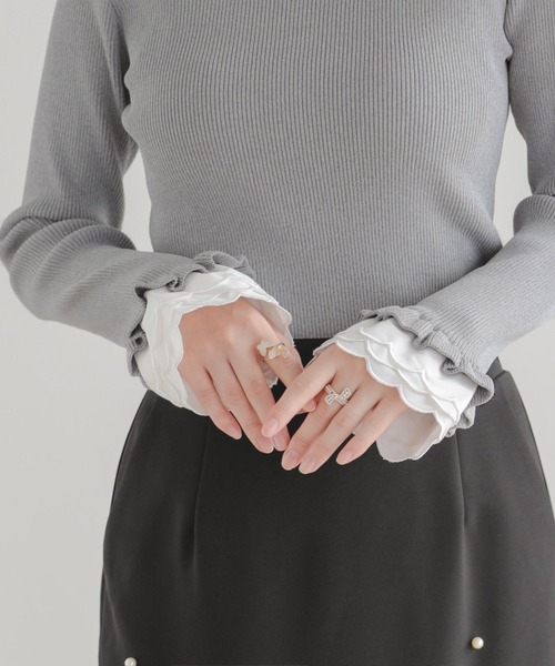 Fit more（フィットモア）の「スカラップフリルカフス長袖リブニット（ニット/セーター・レディース・グレー/ブラック/ホワイト・FREE）」の6枚目の写真