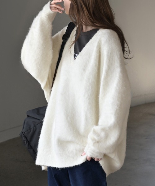 HUG.U(ハグユー)の「モヘアタッチVネックニット(ニット/セーター・レディース・クリアブルー/キャメル/ブラック/ホワイト・FREE)」の1枚目の写真