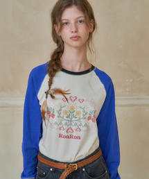 RONRON（ロンロン）の「CROSS STITCH RASPBERRY RAGLAN LONG SLEEVE CREAM BLUE（Tシャツ/カットソー）」