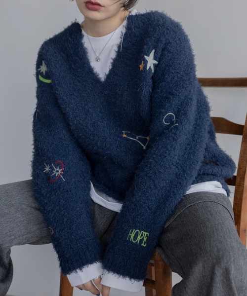VACANCY(ヴァカンシー)の「アート柄ランダム刺繍キーネックニット(ニット/セーター・レディース・グレー/ホワイト/ネイビー・FREE)」の3枚目の写真