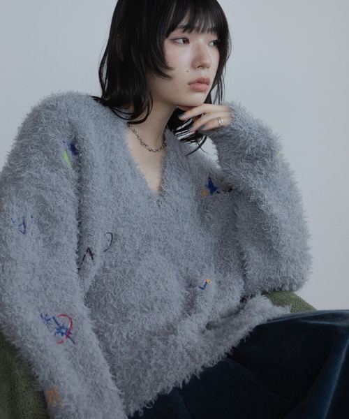 VACANCY(ヴァカンシー)の「アート柄ランダム刺繍キーネックニット(ニット/セーター・レディース・グレー/ホワイト/ネイビー・FREE)」の2枚目の写真