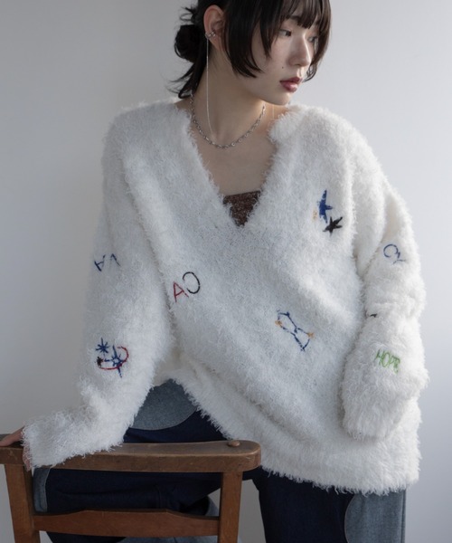 VACANCY(ヴァカンシー)の「アート柄ランダム刺繍キーネックニット(ニット/セーター・レディース・グレー/ホワイト/ネイビー・FREE)」の1枚目の写真