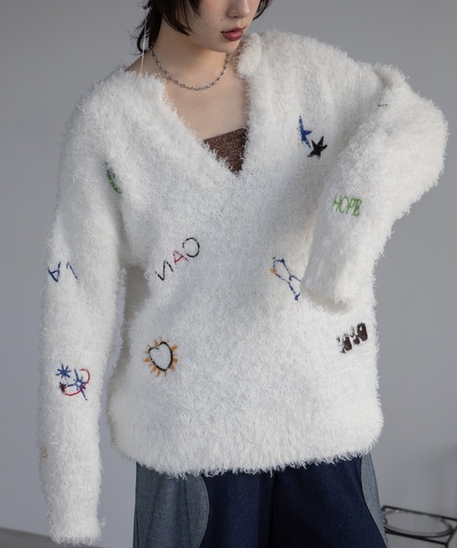 VACANCY(ヴァカンシー)の「アート柄ランダム刺繍キーネックニット(ニット/セーター・レディース・グレー/ホワイト/ネイビー・FREE)」の5枚目の写真