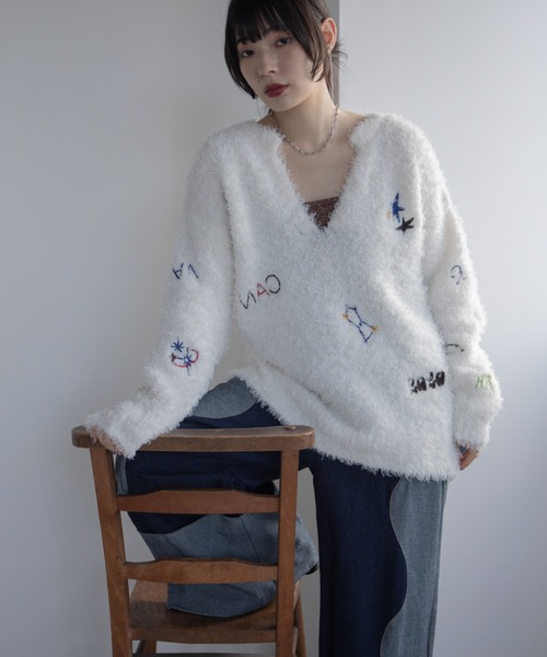 VACANCY(ヴァカンシー)の「アート柄ランダム刺繍キーネックニット(ニット/セーター・レディース・グレー/ホワイト/ネイビー・FREE)」の16枚目の写真