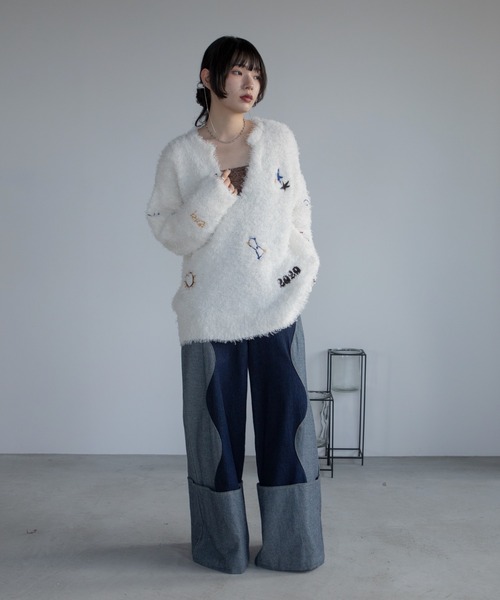 VACANCY(ヴァカンシー)の「アート柄ランダム刺繍キーネックニット(ニット/セーター・レディース・グレー/ホワイト/ネイビー・FREE)」の13枚目の写真
