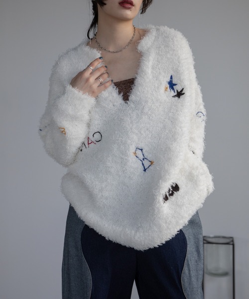 VACANCY(ヴァカンシー)の「アート柄ランダム刺繍キーネックニット(ニット/セーター・レディース・グレー/ホワイト/ネイビー・FREE)」の7枚目の写真