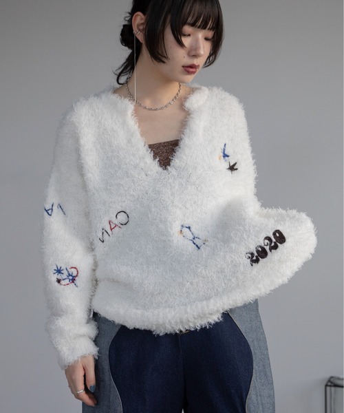 VACANCY(ヴァカンシー)の「アート柄ランダム刺繍キーネックニット(ニット/セーター・レディース・グレー/ホワイト/ネイビー・FREE)」の8枚目の写真