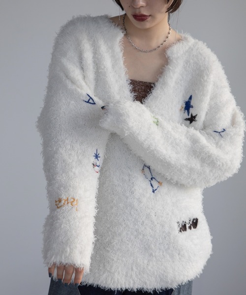 VACANCY(ヴァカンシー)の「アート柄ランダム刺繍キーネックニット(ニット/セーター・レディース・グレー/ホワイト/ネイビー・FREE)」の6枚目の写真