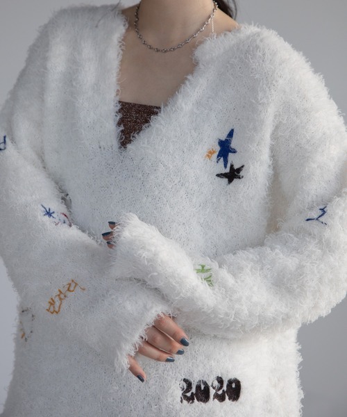 VACANCY(ヴァカンシー)の「アート柄ランダム刺繍キーネックニット(ニット/セーター・レディース・グレー/ホワイト/ネイビー・FREE)」の10枚目の写真