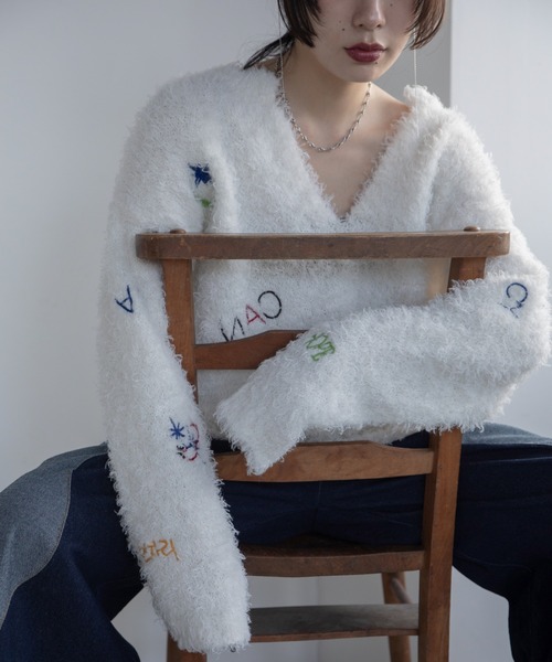 VACANCY(ヴァカンシー)の「アート柄ランダム刺繍キーネックニット(ニット/セーター・レディース・グレー/ホワイト/ネイビー・FREE)」の17枚目の写真