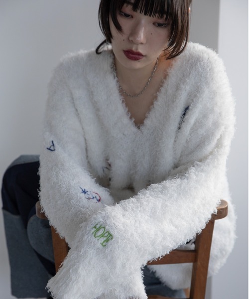 VACANCY(ヴァカンシー)の「アート柄ランダム刺繍キーネックニット(ニット/セーター・レディース・グレー/ホワイト/ネイビー・FREE)」の18枚目の写真