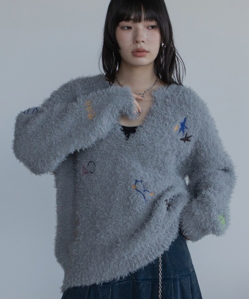 VACANCY(ヴァカンシー)の「アート柄ランダム刺繍キーネックニット(ニット/セーター・レディース・グレー/ホワイト/ネイビー・FREE)」の21枚目の写真