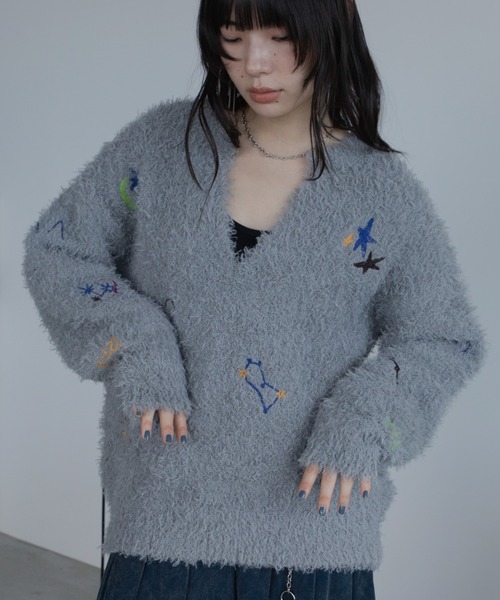 VACANCY(ヴァカンシー)の「アート柄ランダム刺繍キーネックニット(ニット/セーター・レディース・グレー/ホワイト/ネイビー・FREE)」の19枚目の写真