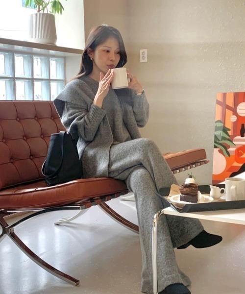 FAVORITO(ファヴォリート)の「ニットトップス+ショール+ワイドパンツ3枚セット(セットアップ・レディース・ダークグレー/ライトグレー/ベージュ・F)」の4枚目の写真