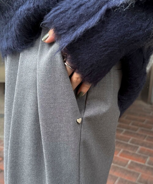 fredy emue（フレディエミュ）の「3タックハートリベットパンツ（その他パンツ・レディース・グレー/ネイビー/アイボリー・38/36）」の4枚目の写真