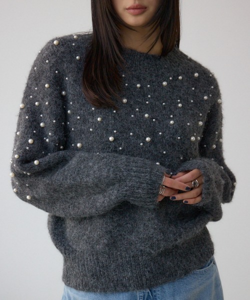 AZUL by moussy（アズールバイマウジー）の「パールビジューニットトップス（ニット/セーター・レディース・杢グレー/アイボリー/ボルドー・FREE）」の2枚目の写真