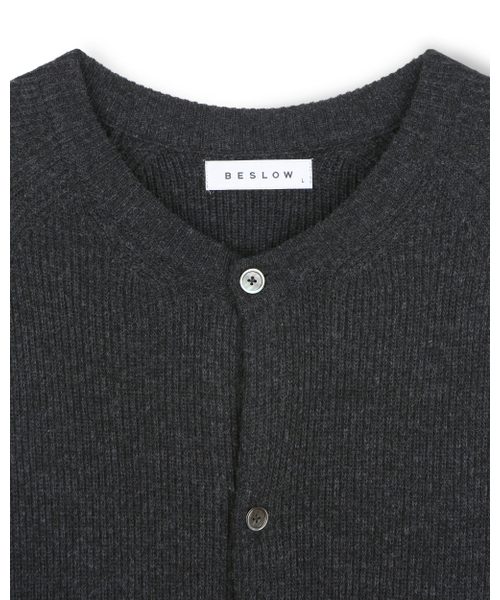 BESLOW(ビースロー)の「CASHMERE BLENDED CREW NECK CARDIGAN MELANGE CHARCOAL(カーディガン/ボレロ・メンズ・その他・SMALL/MEDIUM/LARGE/X-LARGE)」の2枚目の写真