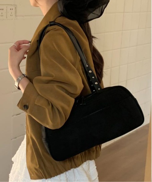 FINEnough(ファインナフ)の「フェイクスエードスタッズボストンバッグ(ショルダーバッグ・レディース・ベージュ/ブラウン/キャメル/ブラック/ブルー・FREE)」の1枚目の写真