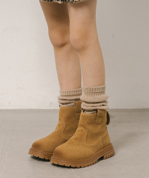 URBAN CHERRY（アーバンチェリー）の「スエードショートブーツ（ブーツ・キッズ・ベージュ/ブラウン・18.0cm/22.5cm/22.0cm/21.0cm/20.0cm/19.0cm）」の2枚目の写真