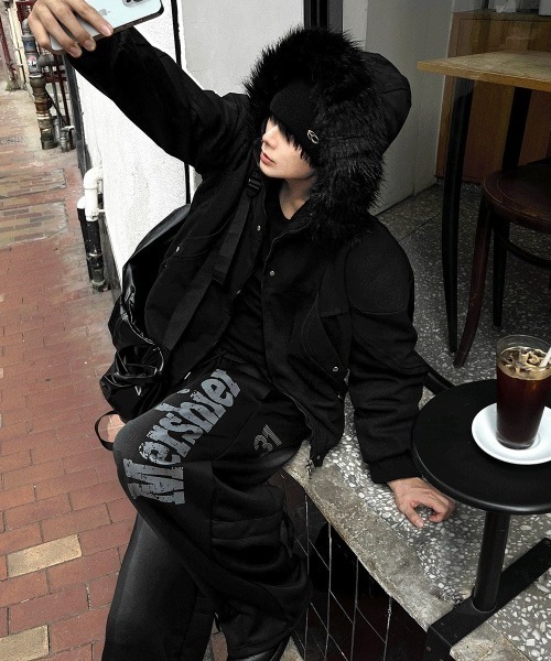 COSYHARU（コシハル）の「フェイクファークロップドフードブルゾン（ブルゾン・メンズ・ブラック・MEDIUM/LARGE）」の5枚目の写真