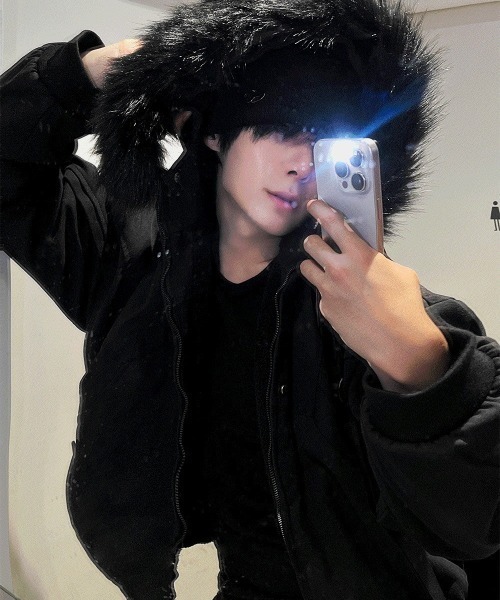 COSYHARU（コシハル）の「フェイクファークロップドフードブルゾン（ブルゾン・メンズ・ブラック・MEDIUM/LARGE）」の13枚目の写真