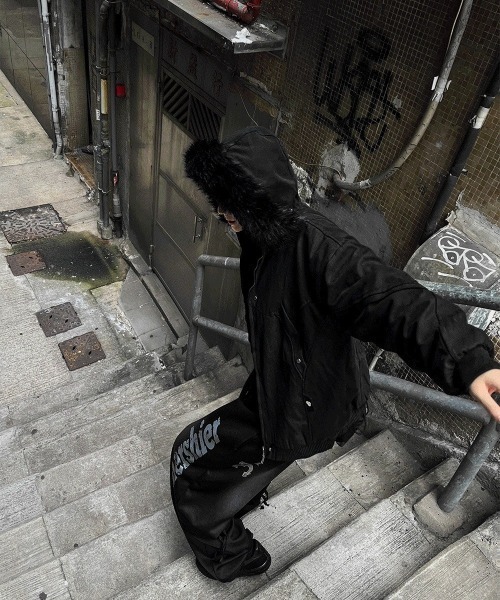 COSYHARU（コシハル）の「フェイクファークロップドフードブルゾン（ブルゾン・メンズ・ブラック・MEDIUM/LARGE）」の3枚目の写真