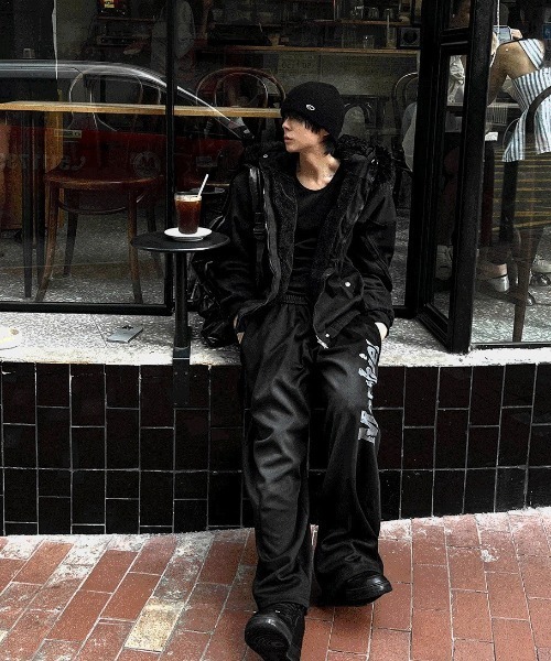 COSYHARU（コシハル）の「フェイクファークロップドフードブルゾン（ブルゾン・メンズ・ブラック・MEDIUM/LARGE）」の9枚目の写真