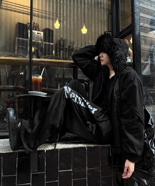 COSYHARU（コシハル）の「フェイクファークロップドフードブルゾン（ブルゾン・メンズ・ブラック・MEDIUM/LARGE）」の6枚目の写真