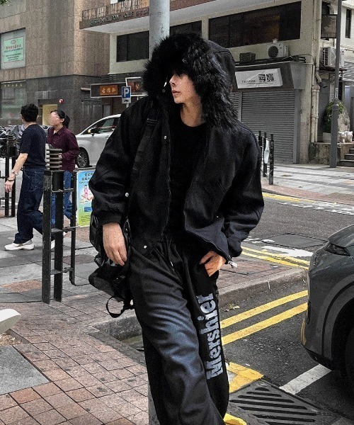 COSYHARU（コシハル）の「フェイクファークロップドフードブルゾン（ブルゾン・メンズ・ブラック・MEDIUM/LARGE）」の10枚目の写真