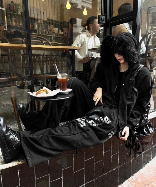 COSYHARU（コシハル）の「フェイクファークロップドフードブルゾン（ブルゾン・メンズ・ブラック・MEDIUM/LARGE）」の8枚目の写真